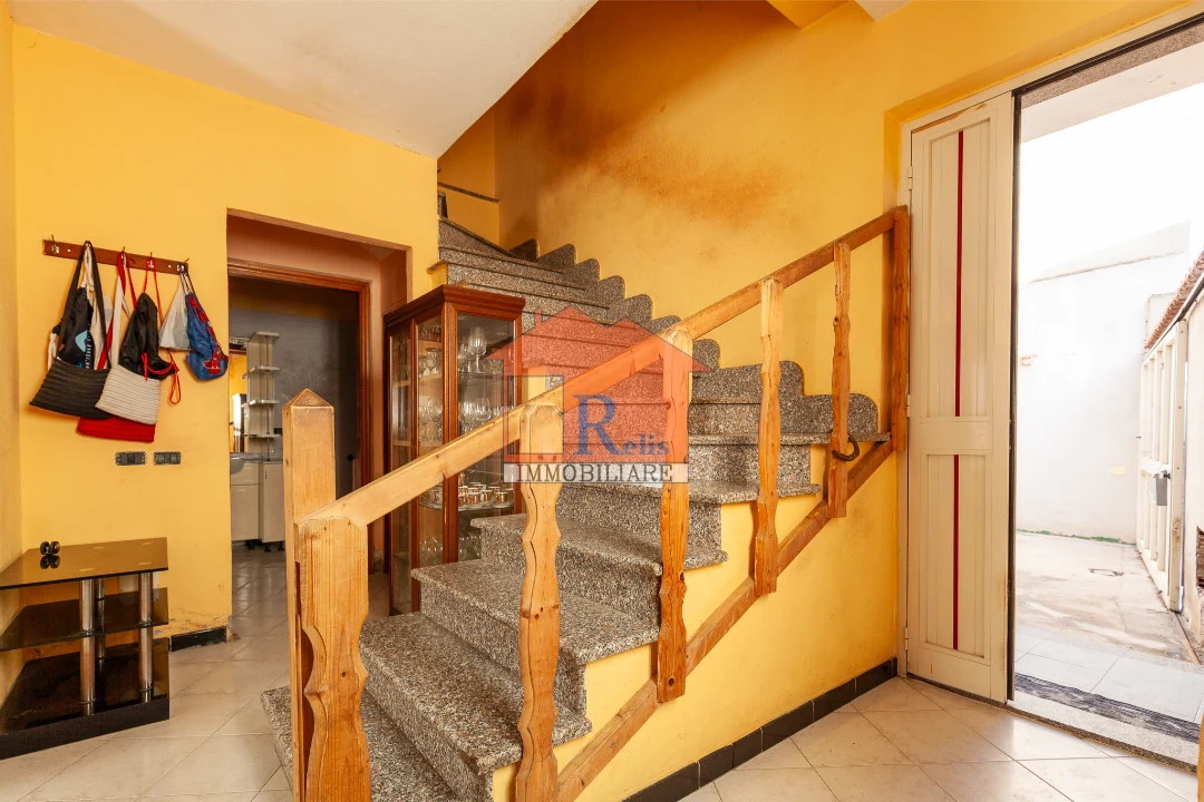 Relis Immobiliare – Casa indipendente bilivelli in vendita – 1 – Vista ingresso con scale per zona notte – Via Farina – Quartu Sant’Elena Casa indipendente bilivelli