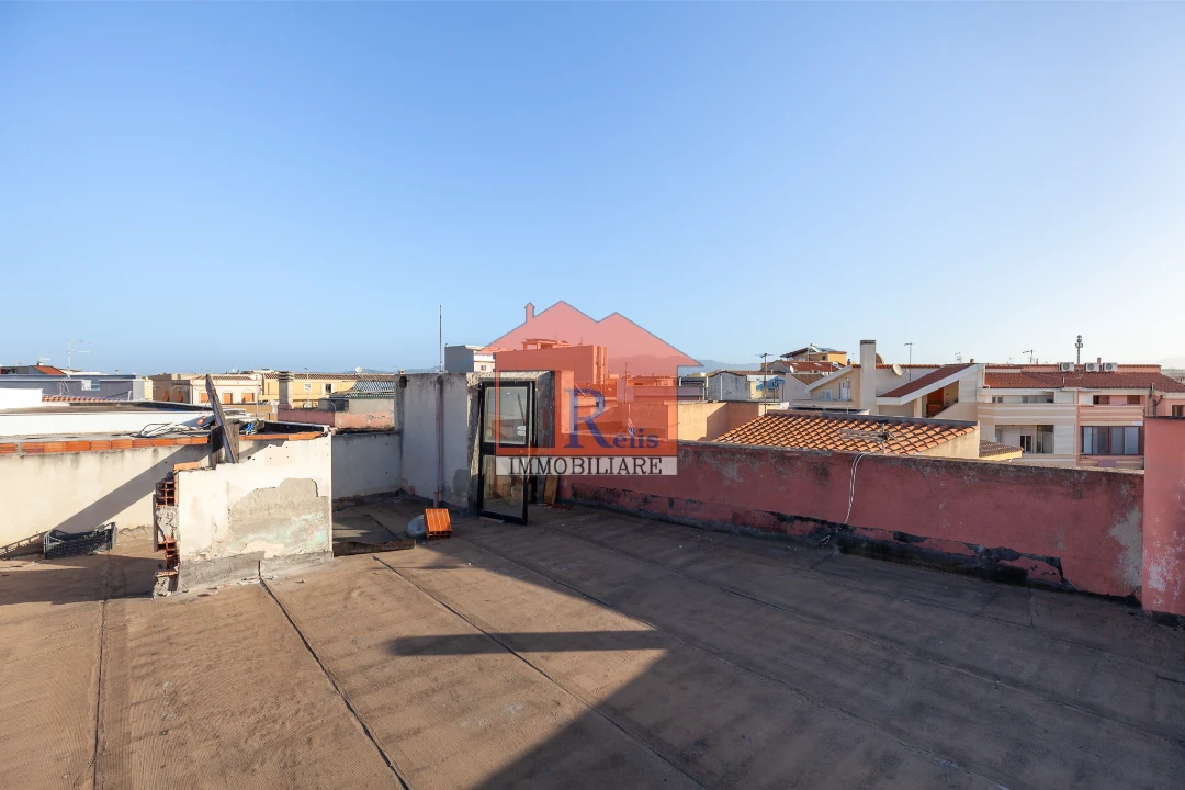 Relis Immobiliare – Casa indipendente bilivelli in vendita – 15 – Ampio terrazzo – Via Farina – Quartu Sant’Elena Casa indipendente bilivelli