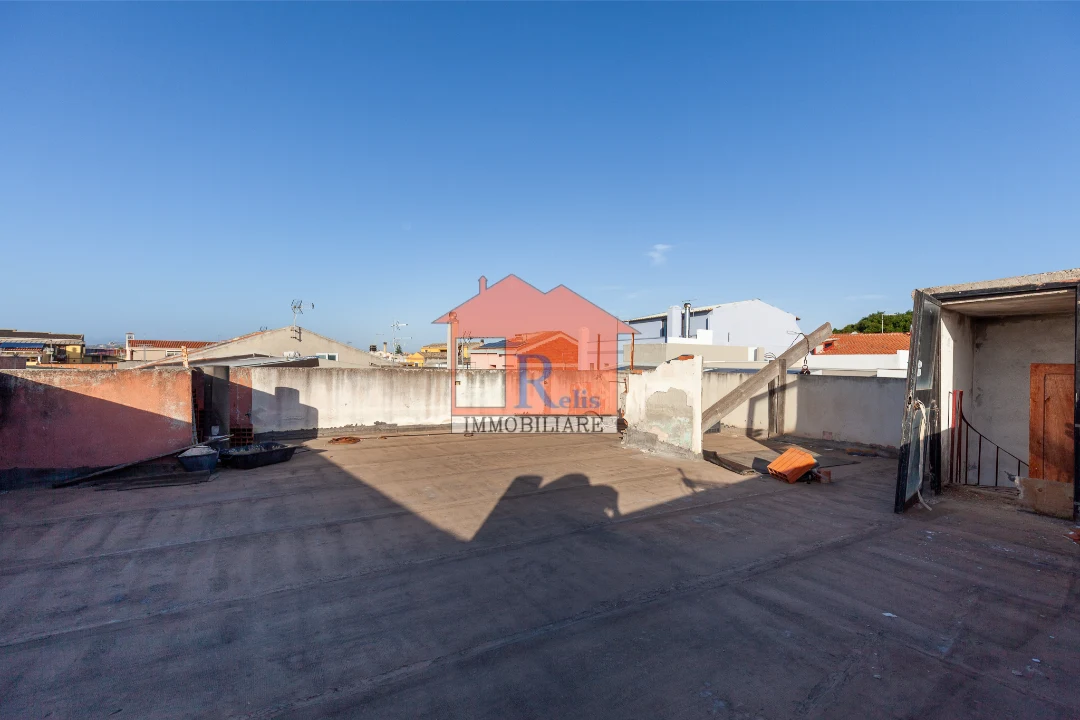Relis Immobiliare – Casa indipendente bilivelli in vendita – 16 – Ampio terrazzo – Via Farina – Quartu Sant’Elena Casa indipendente bilivelli
