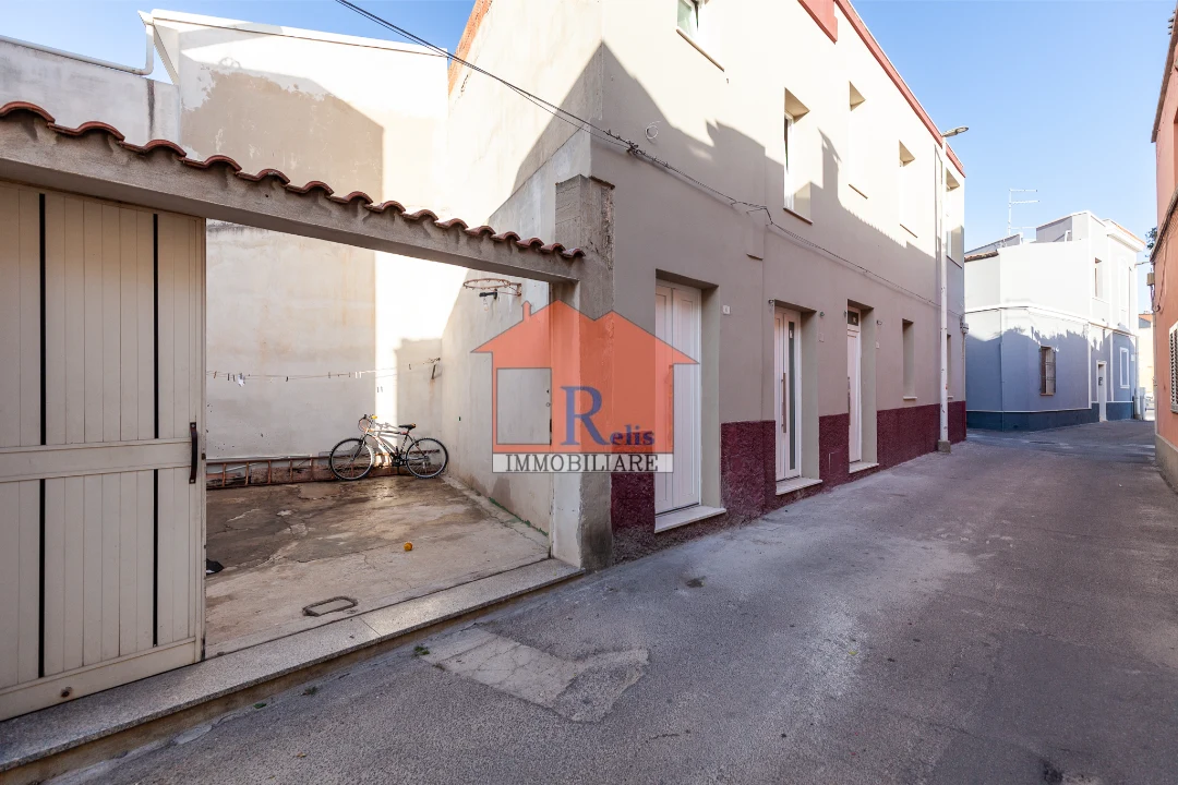 Relis Immobiliare – Casa indipendente bilivelli in vendita – 17 – Parcheggio interno – Via Farina – Quartu Sant’Elena Casa indipendente bilivelli