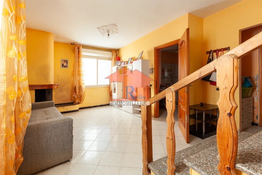 Relis Immobiliare – Casa indipendente bilivelli in vendita – 2 – Soggiorno living con caminetto – Via Farina – Quartu Sant’Elena Casa indipendente bilivelli
