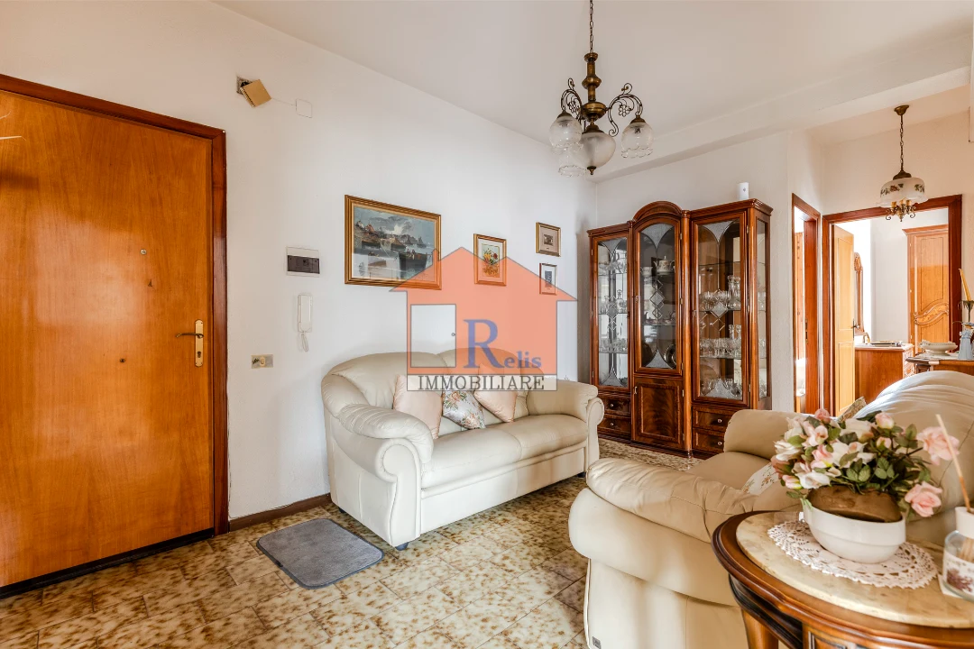 Relis Immobiliare – Luminoso quadrivano con posto auto – 1 – Ingresso con soggiorno – Quartu Sant’Elena – Via Rossini Luminoso quadrivano con posto auto