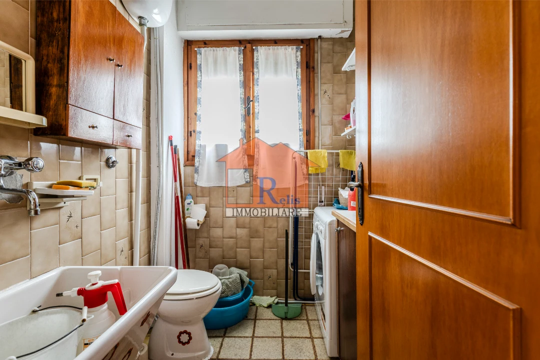 Relis Immobiliare – Luminoso quadrivano con posto auto – 19 – Bagno di servizio – Quartu Sant’Elena – Via Rossini Luminoso quadrivano con posto auto