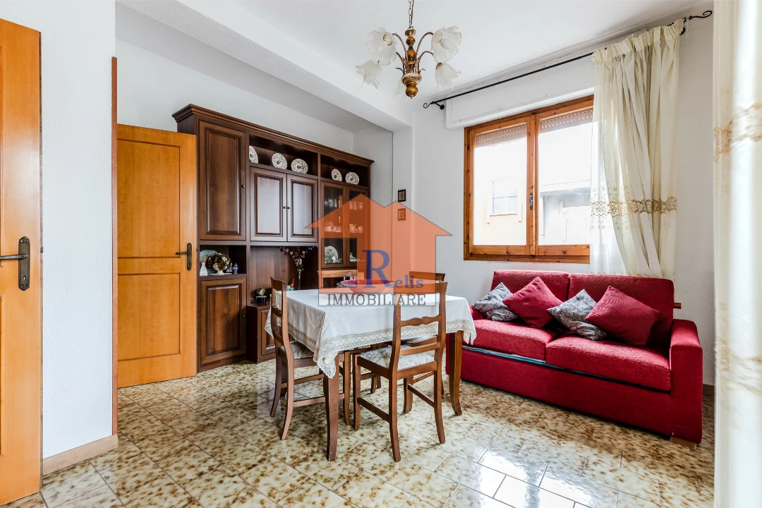 Relis Immobiliare – Luminoso quadrivano con posto auto – 2 – Ampio Soggiorno Living – Quartu Sant’Elena – Via Rossini Luminoso quadrivano con posto auto