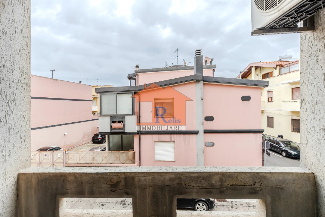 Relis Immobiliare – Luminoso quadrivano con posto auto – 21 – Balcone con vista parcheggio – Quartu Sant’Elena – Via Rossini Luminoso quadrivano con posto auto
