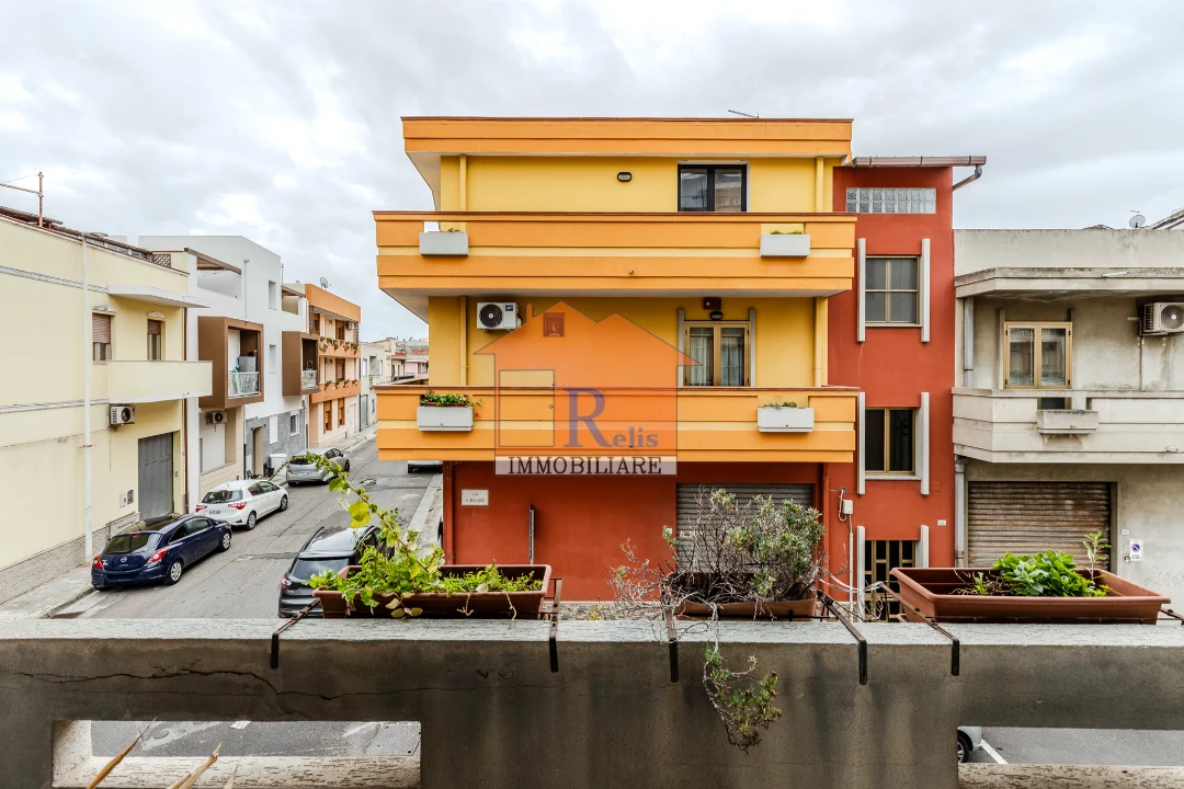 Relis Immobiliare – Luminoso quadrivano con posto auto – 22 – Balcone con vista su Via Rossini – Quartu Sant’Elena – Via Rossini Luminoso quadrivano con posto auto