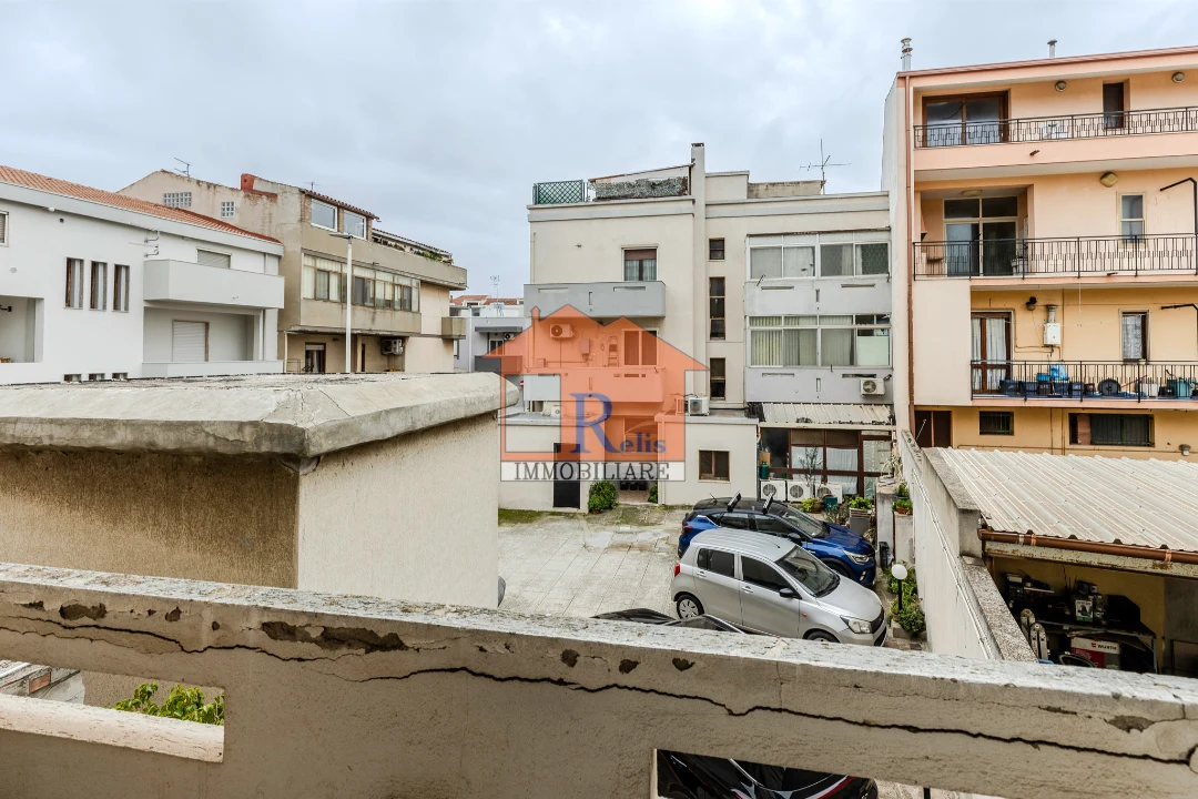 Relis Immobiliare – Luminoso quadrivano con posto auto – 23 – Balcone esterno vista parcheggio interno – Quartu Sant’Elena – Via Rossini Luminoso quadrivano con posto auto