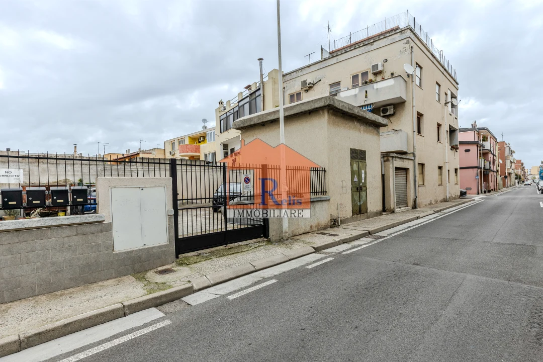 Relis Immobiliare – Luminoso quadrivano con posto auto – 24 – Entrata parcheggio – Quartu Sant’Elena – Via Rossini Luminoso quadrivano con posto auto