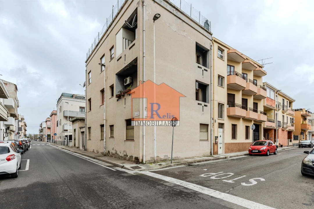 Relis Immobiliare – Luminoso quadrivano con posto auto – 27 – Vista esterno quadrivano – Quartu Sant’Elena – Via Rossini Luminoso quadrivano con posto auto