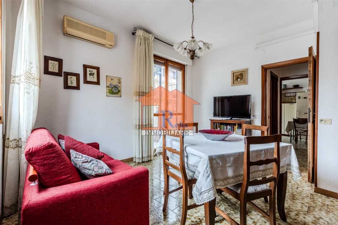 Relis Immobiliare – Luminoso quadrivano con posto auto – 6 – Soggiorno living – Quartu Sant’Elena – Via Rossini Luminoso quadrivano con posto auto