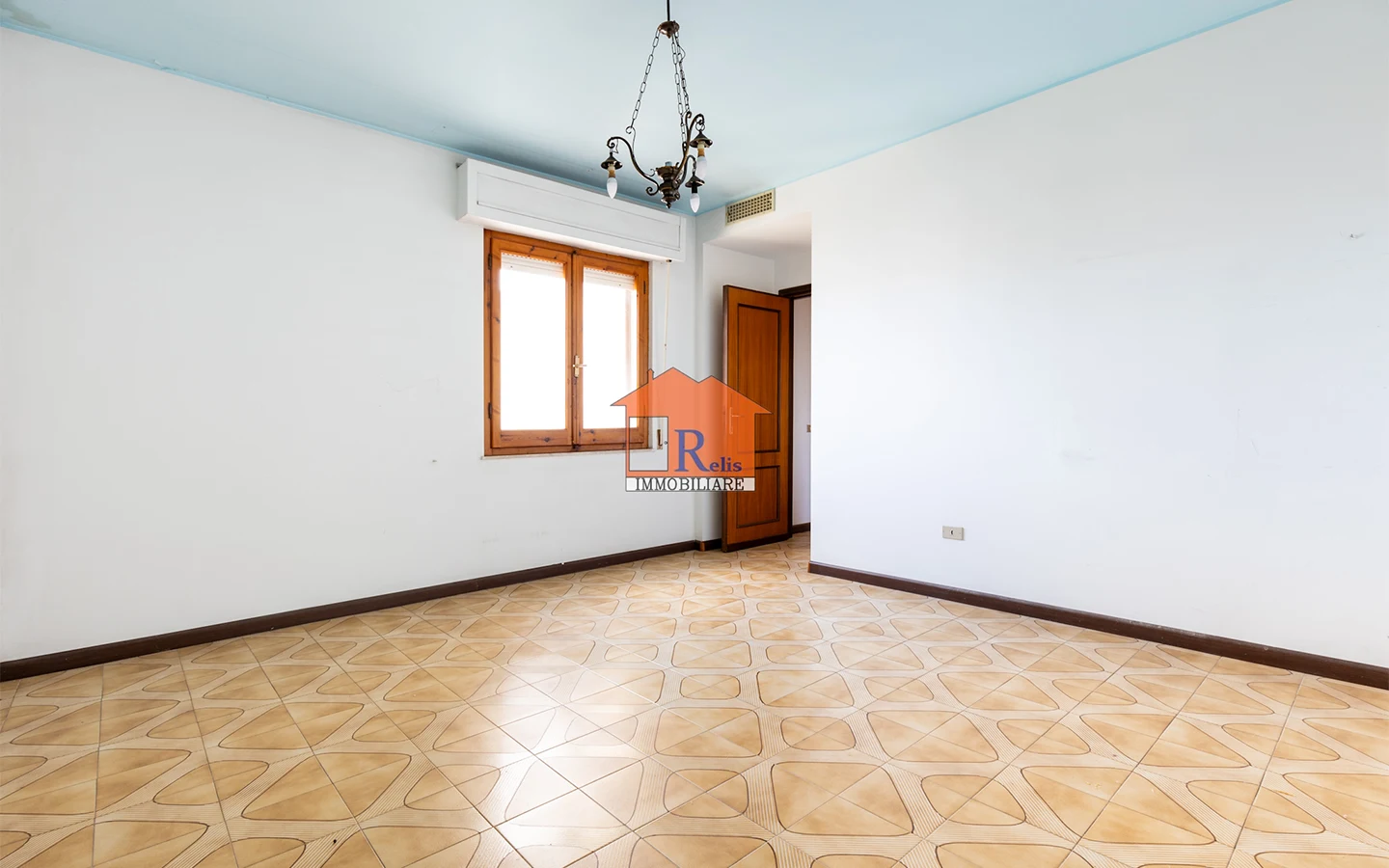 Relis Immobiliare – Quadrivano con cantina e posto auto – Ampia camera matrimoniale – Via Bach – Quartu Sant’Elena Quadrivano con cantina e posto auto