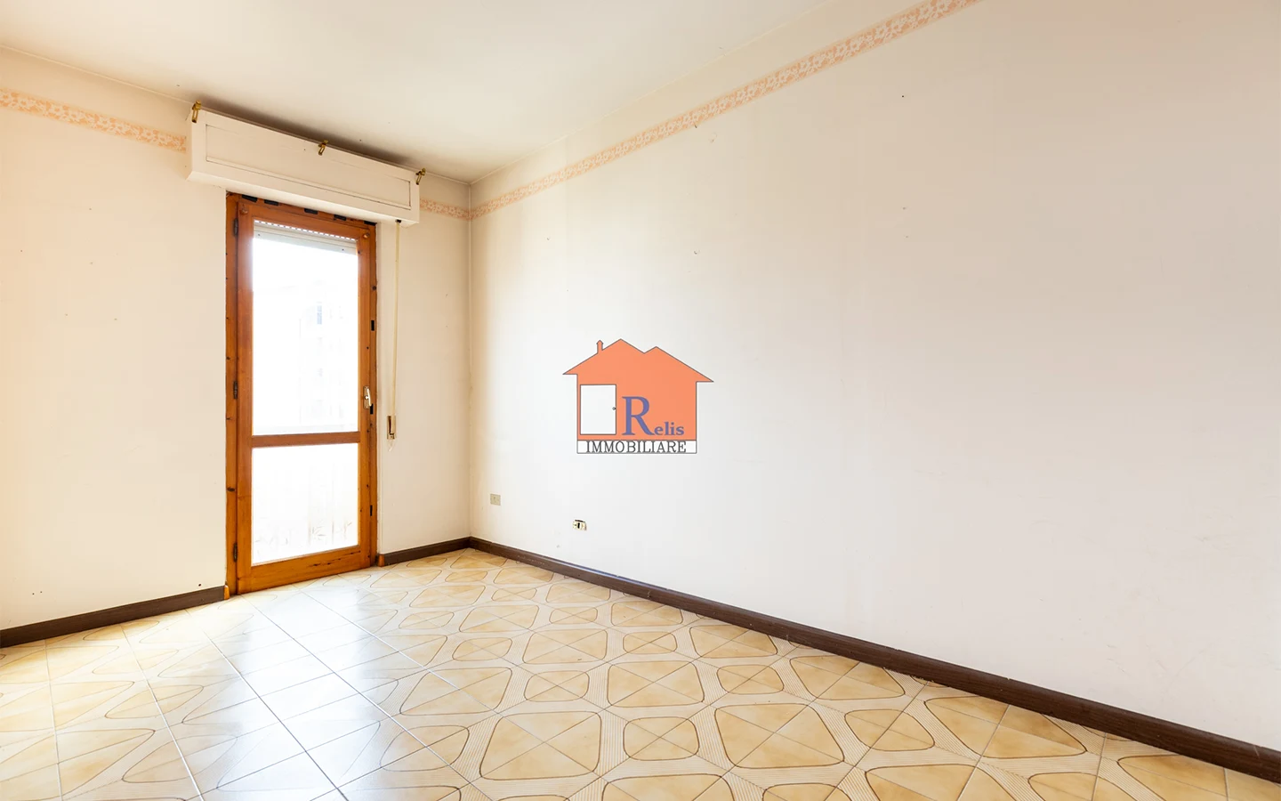 Relis Immobiliare – Quadrivano con cantina e posto auto – Ampia camera singola – Via Bach – Quartu Sant’Elena Quadrivano con cantina e posto auto