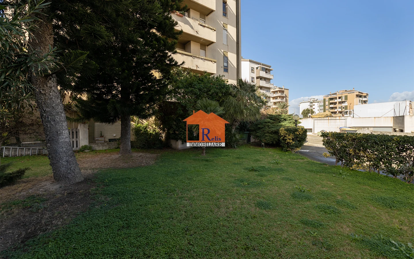 Relis Immobiliare – Quadrivano con cantina e posto auto – Ampio giardino condominiale – Via Bach – Quartu Sant’Elena Quadrivano con cantina e posto auto