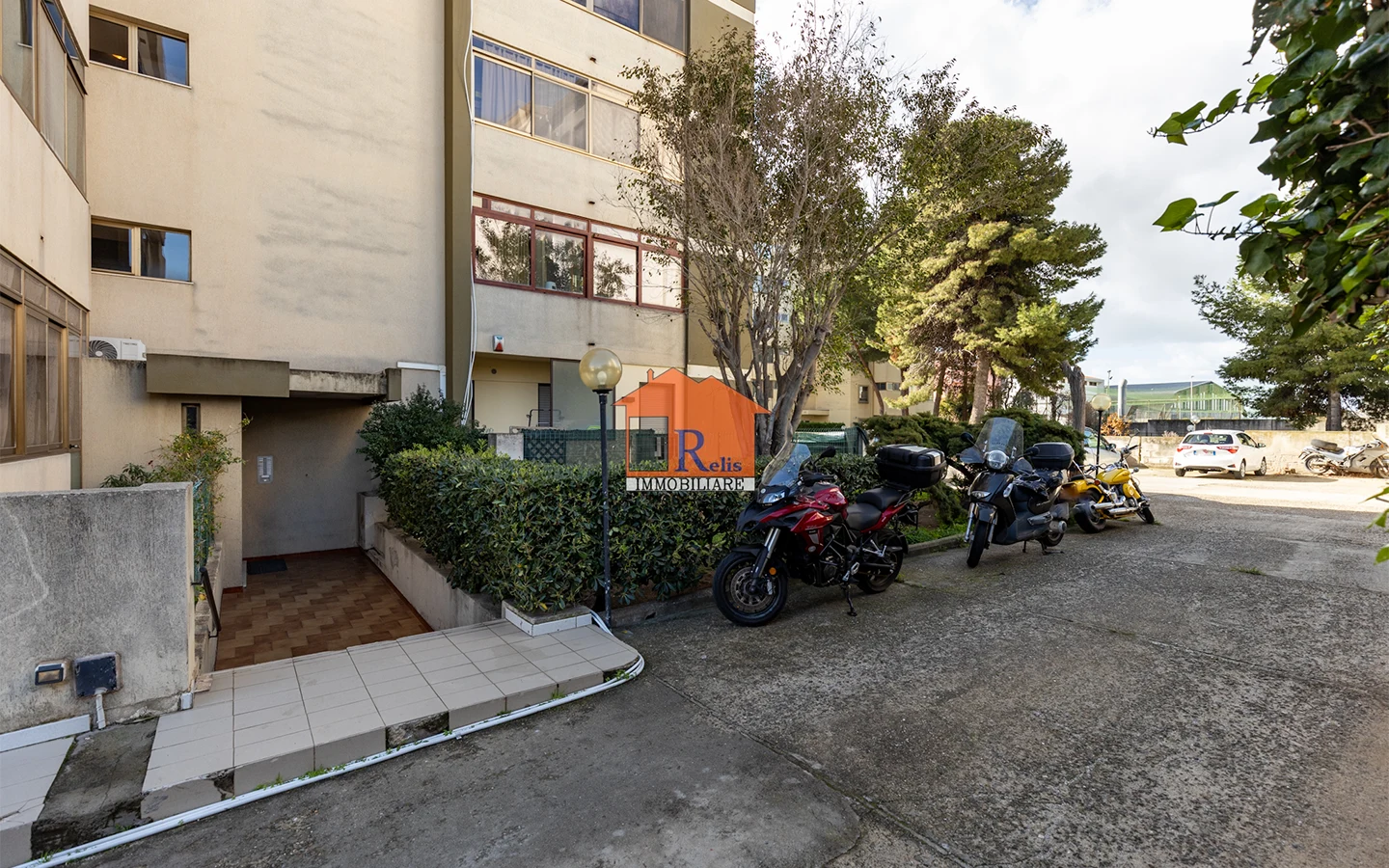 Relis Immobiliare – Quadrivano con cantina e posto auto – Ampio parcheggio condominiale per auto e moto – Via Bach – Quartu Sant’Elena Quadrivano con cantina e posto auto