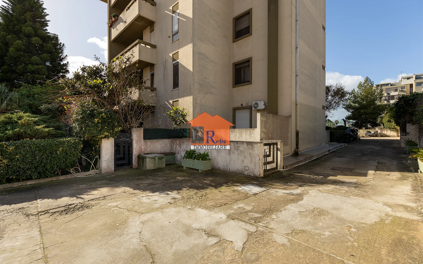 Relis Immobiliare – Quadrivano con cantina e posto auto – Ampio piazzale condominiale – Via Bach – Quartu Sant’Elena Quadrivano con cantina e posto auto