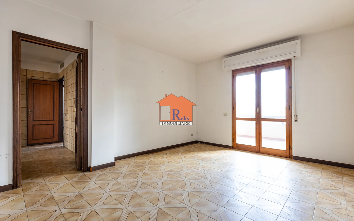 Relis Immobiliare – Quadrivano con cantina e posto auto – Ampio salone con balcone – Via Bach – Quartu Sant’Elena Quadrivano con cantina e posto auto