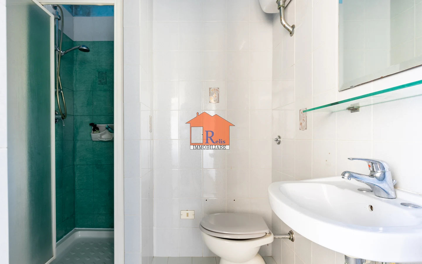 Relis Immobiliare – Quadrivano con cantina e posto auto – Bagno con doccia – Via Bach – Quartu Sant’Elena Quadrivano con cantina e posto auto