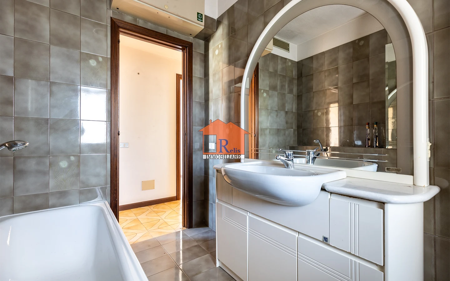 Relis Immobiliare – Quadrivano con cantina e posto auto – Bagno con vasca – Via Bach – Quartu Sant’Elena Quadrivano con cantina e posto auto