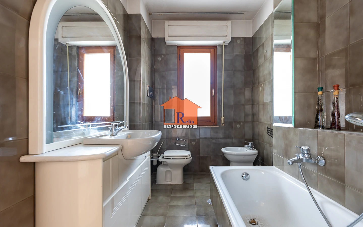 Relis Immobiliare – Quadrivano con cantina e posto auto – Bagno finestrato con vasca – Via Bach – Quartu Sant’Elena Quadrivano con cantina e posto auto