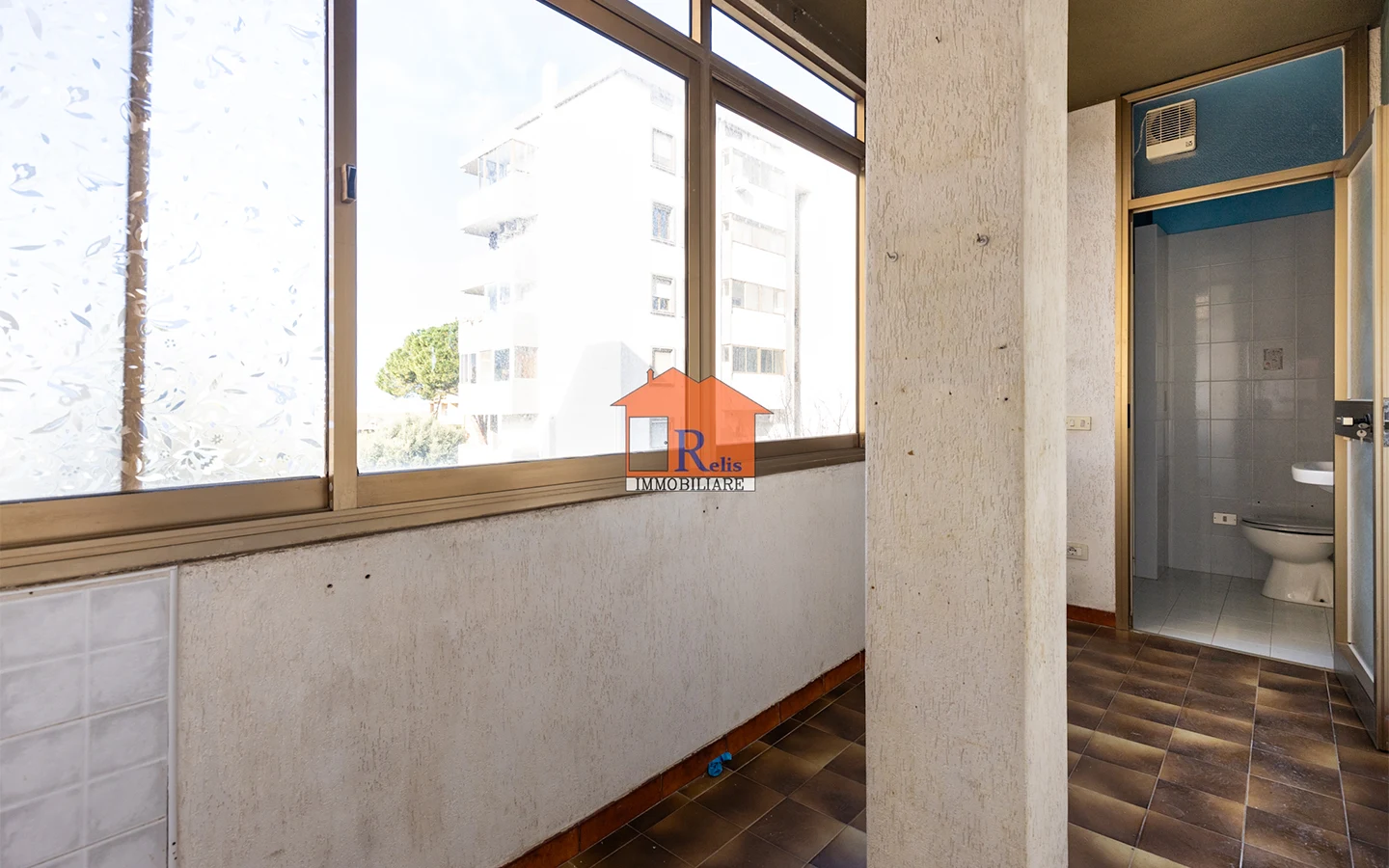 Relis Immobiliare – Quadrivano con cantina e posto auto – Balcone interno con bagno di servizio – Via Bach – Quartu Sant’Elena Quadrivano con cantina e posto auto