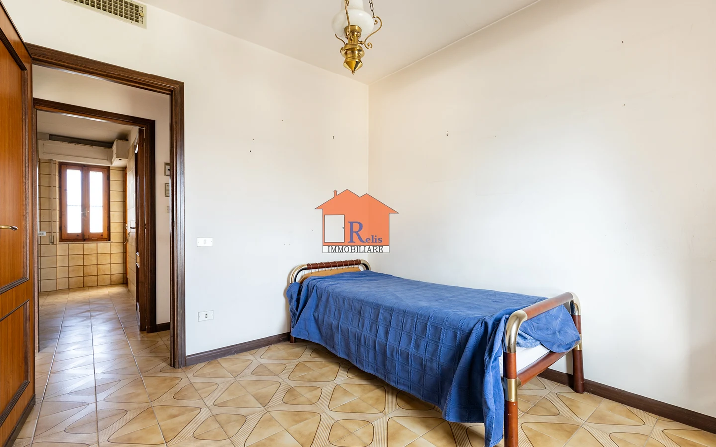 Relis Immobiliare – Quadrivano con cantina e posto auto – Camera singola 2 – Via Bach – Quartu Sant’Elena Quadrivano con cantina e posto auto