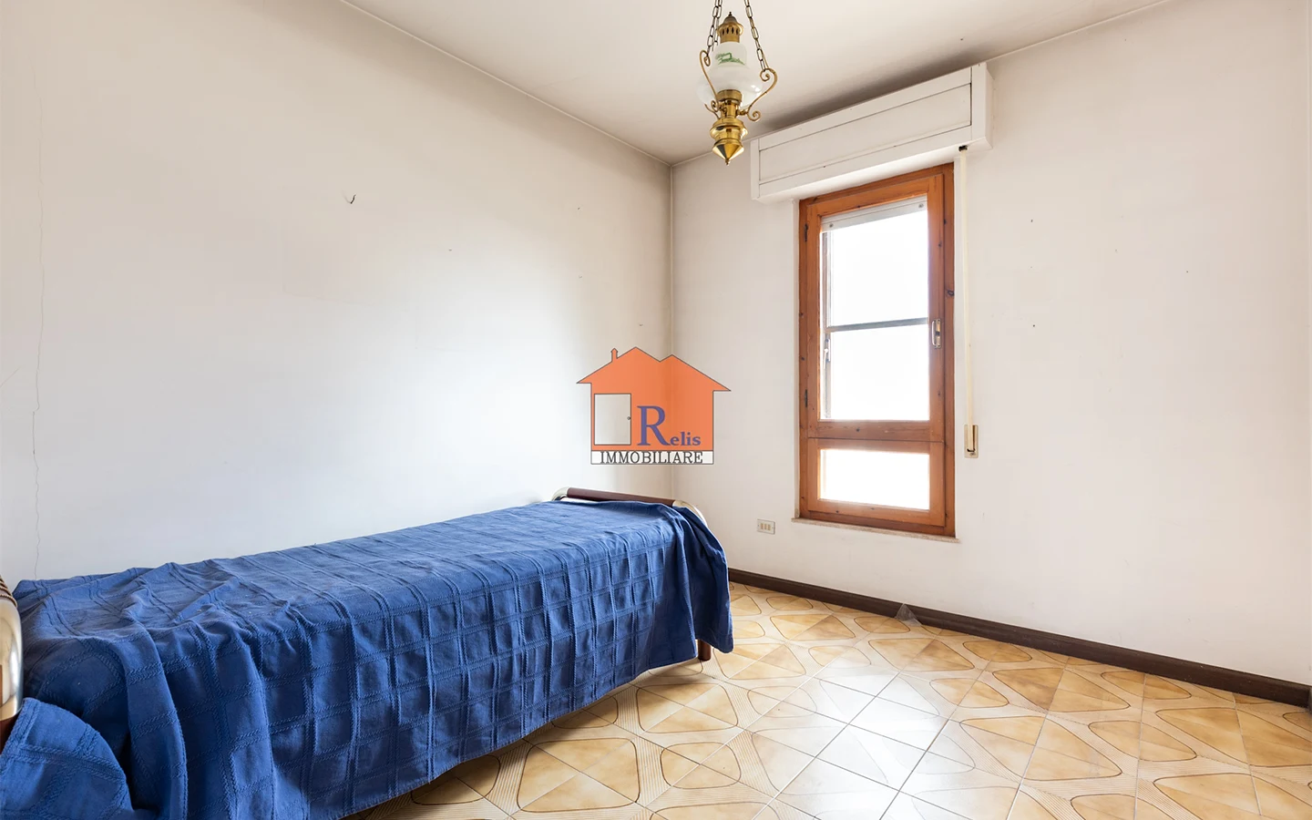 Relis Immobiliare – Quadrivano con cantina e posto auto – Camera singola 3 – Via Bach – Quartu Sant’Elena Quadrivano con cantina e posto auto