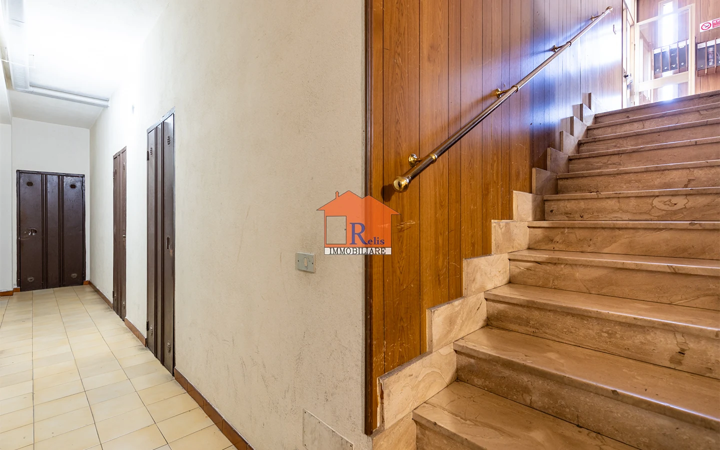 Relis Immobiliare – Quadrivano con cantina e posto auto – Cantine condominiali – Via Bach – Quartu Sant’Elena Quadrivano con cantina e posto auto