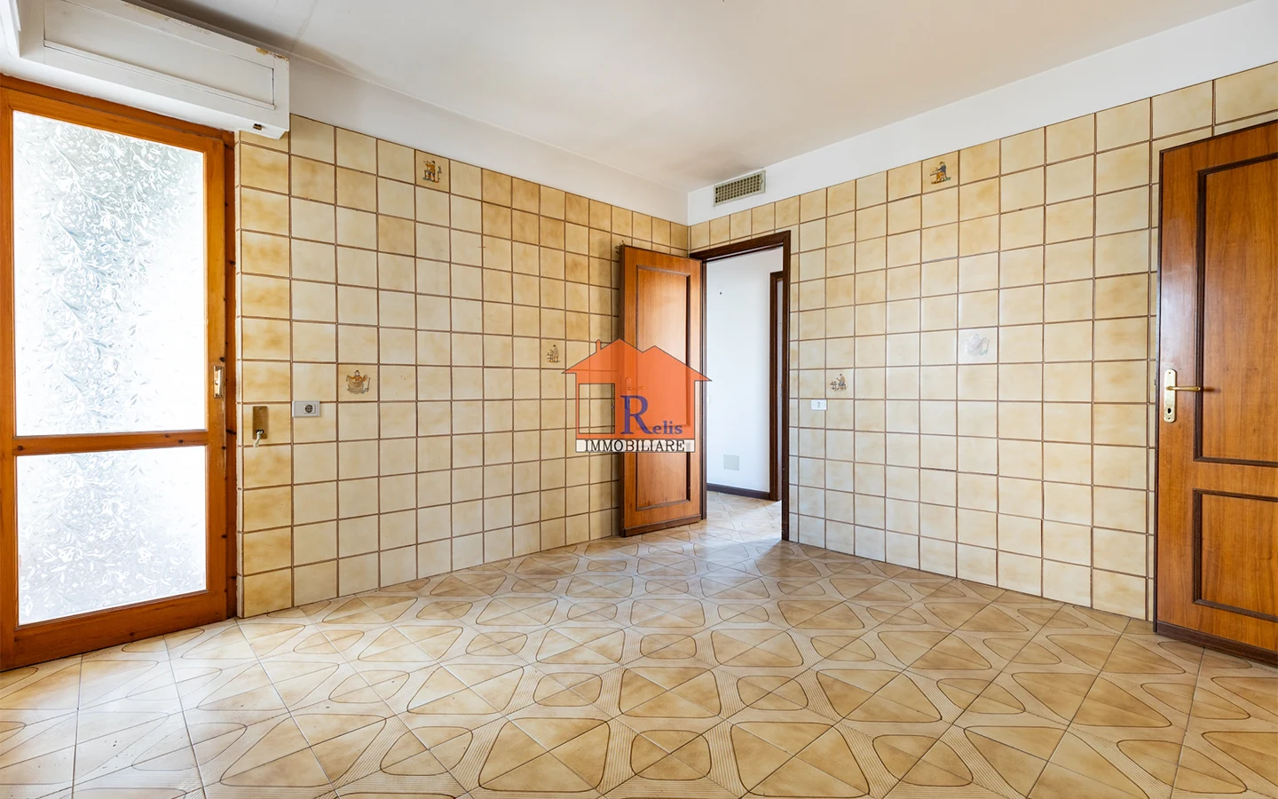 Relis Immobiliare – Quadrivano con cantina e posto auto – Cucina abitabile con balcone – Via Bach – Quartu Sant’Elena Quadrivano con cantina e posto auto