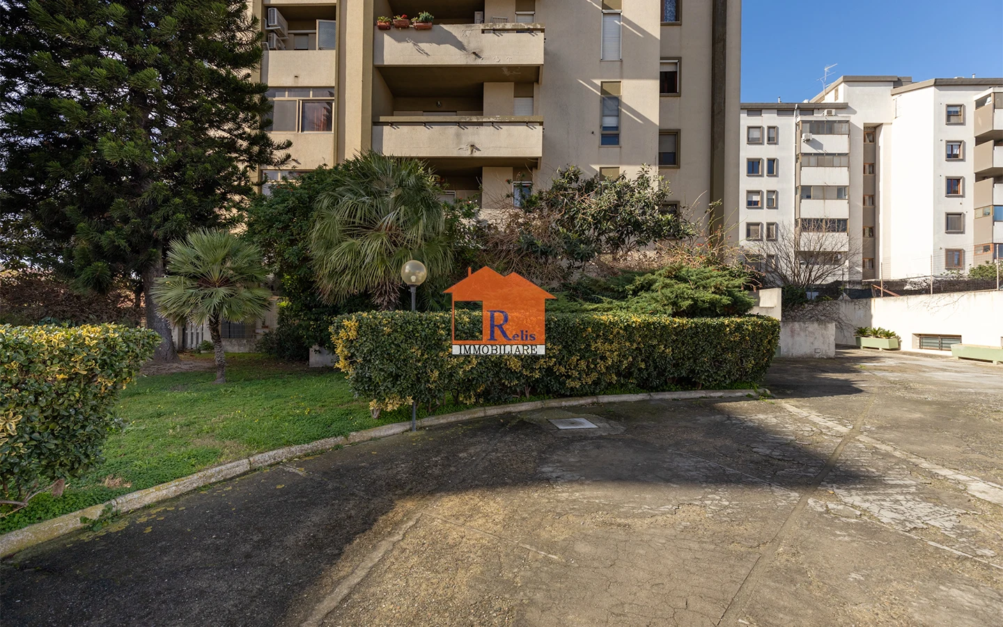 Relis Immobiliare – Quadrivano con cantina e posto auto – Giardino esterno condominiale – Via Bach – Quartu Sant’Elena Quadrivano con cantina e posto auto