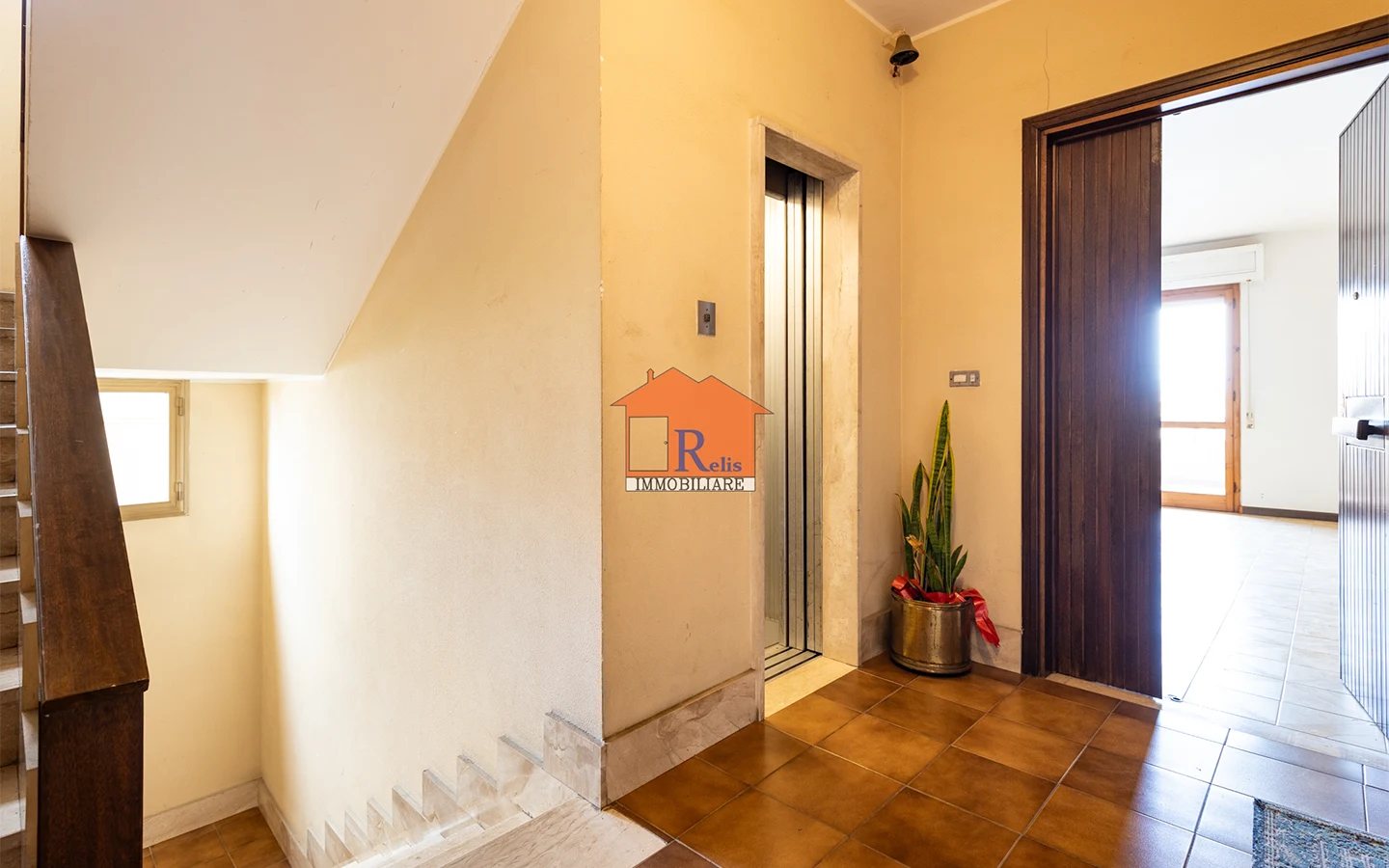 Relis Immobiliare – Quadrivano con cantina e posto auto – Pianerottolo entrata appartamento al terzo piano con ascensore – Via Bach – Quartu Sant’Elena Quadrivano con cantina e posto auto