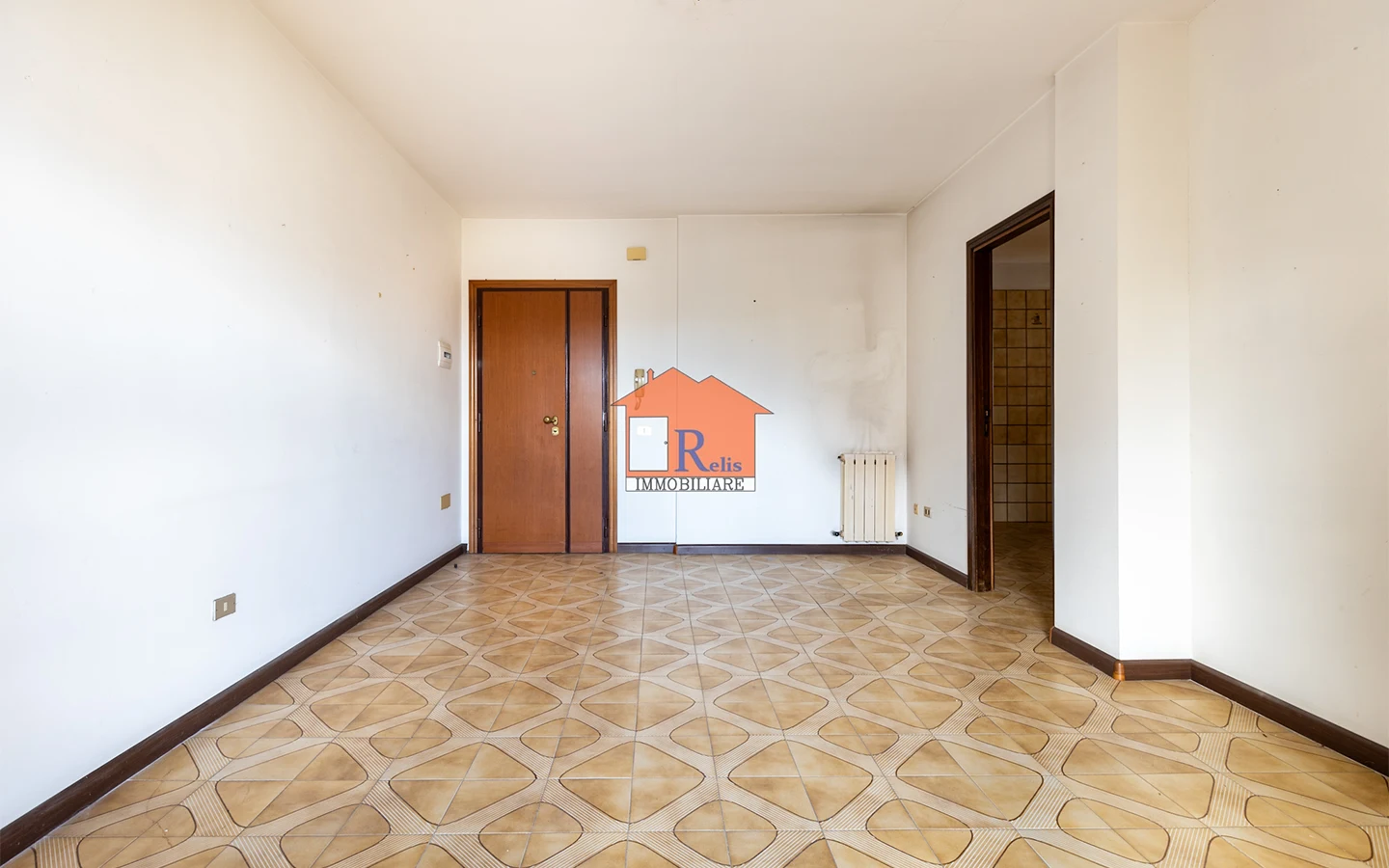 Relis Immobiliare – Quadrivano con cantina e posto auto – Vista ampio ingresso – Via Bach – Quartu Sant’Elena Quadrivano con cantina e posto auto