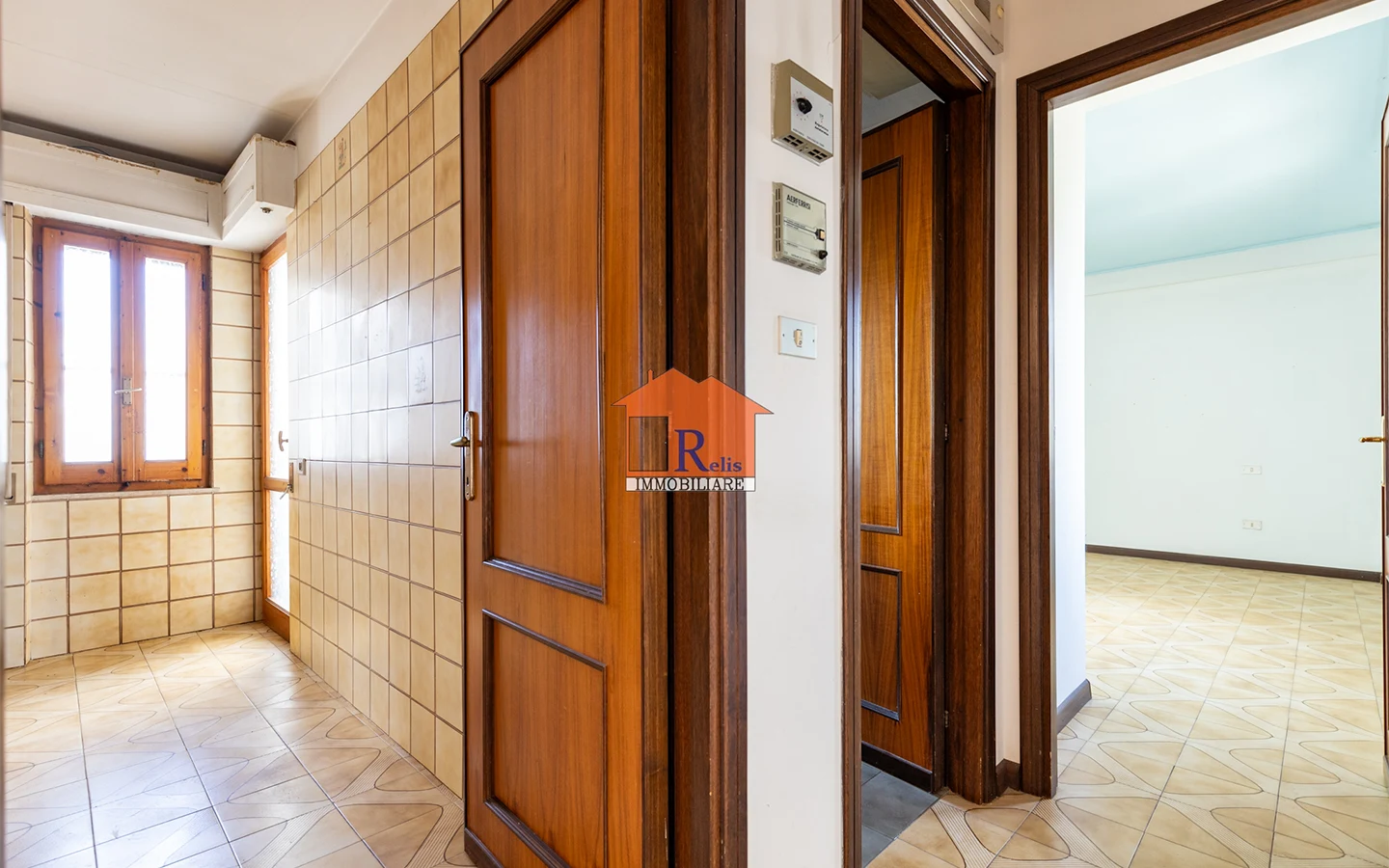Relis Immobiliare – Quadrivano con cantina e posto auto – Vista camere e cucina – Via Bach – Quartu Sant’Elena Quadrivano con cantina e posto auto
