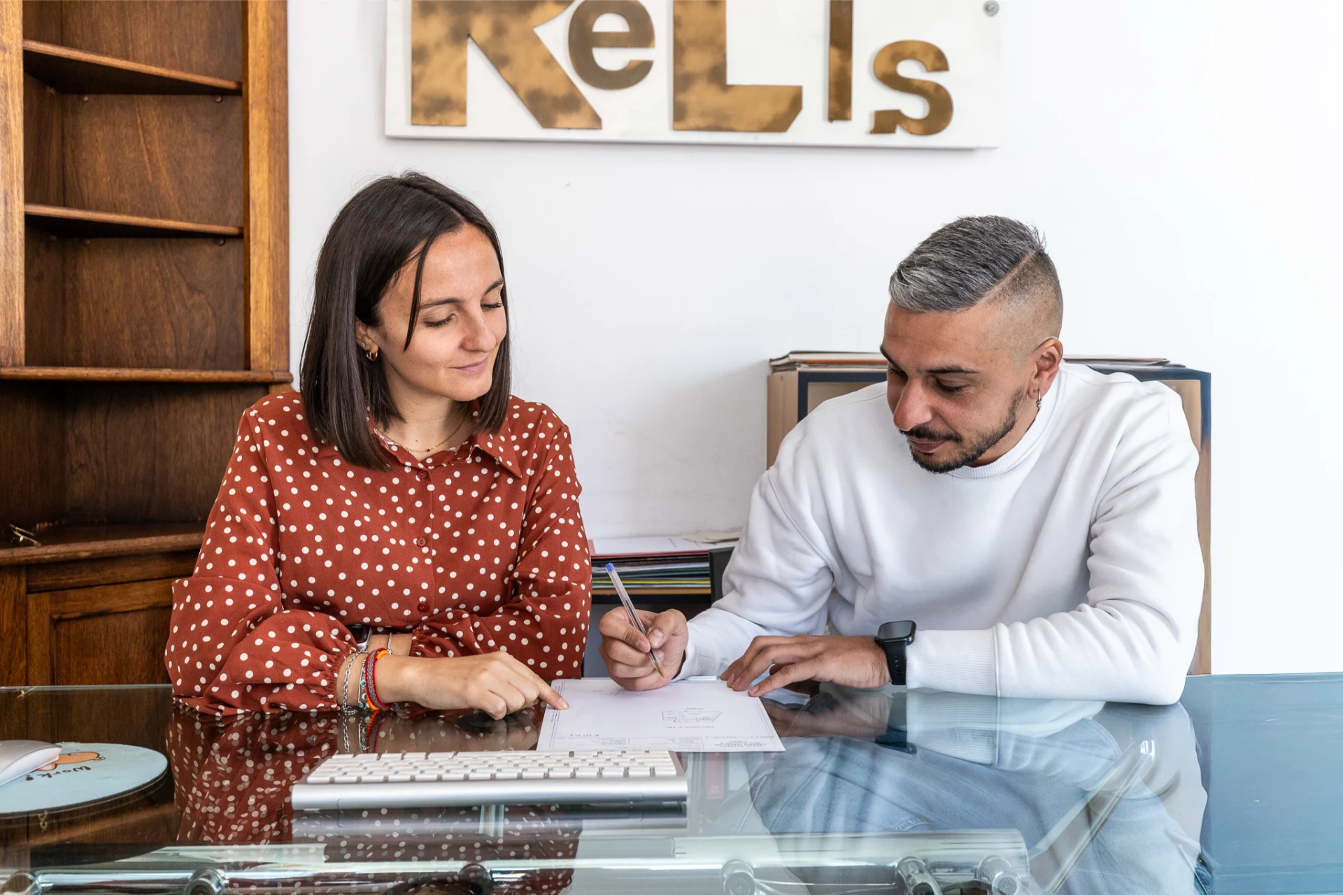 Roberta Melis, titolare e agente immobiliare con Riccardo Cocco Geometra, Supporto Tecnico dell'agenzia immobiliare Relis Immobiliare a Quartu Sant’Elena