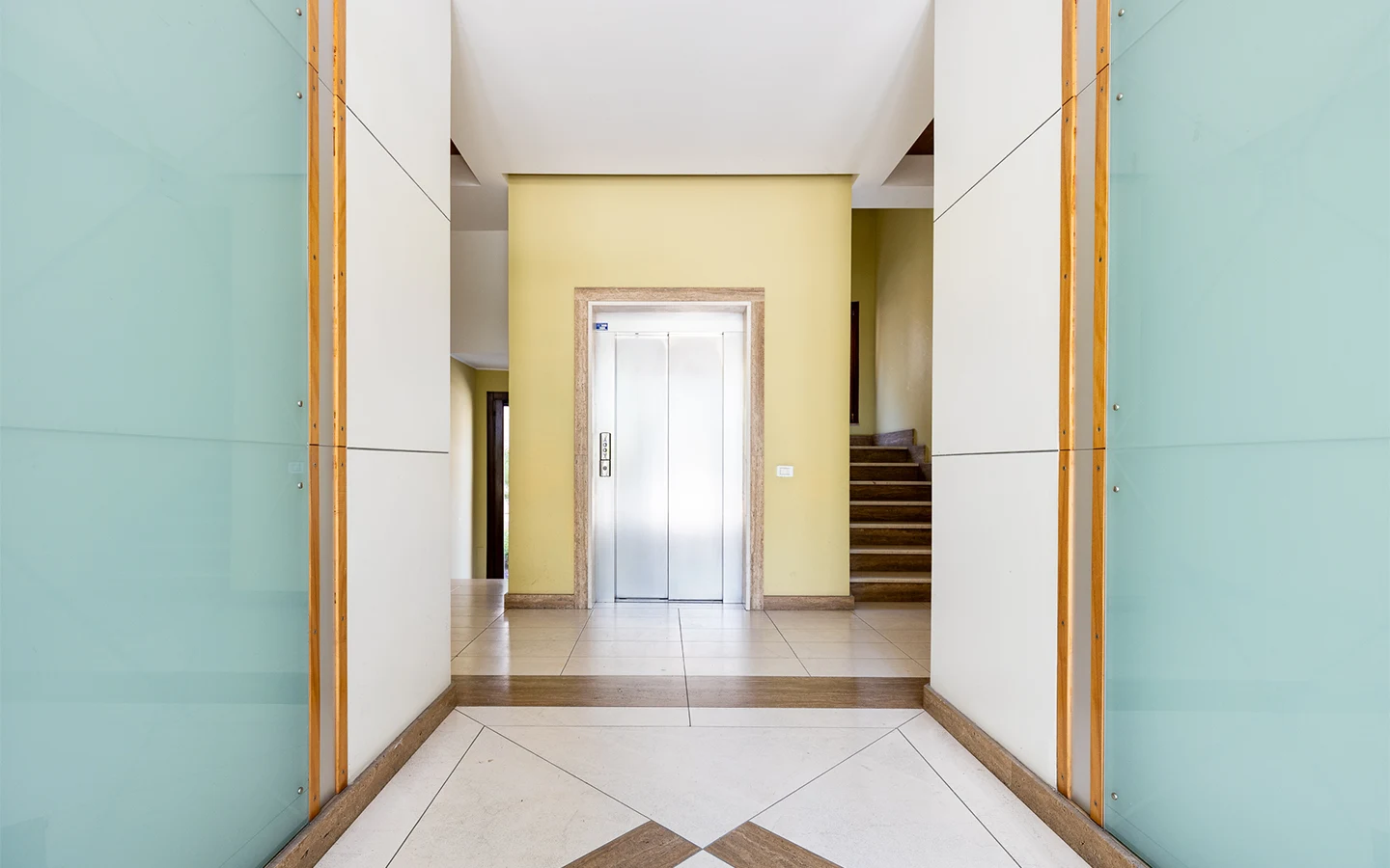 Relis Immobiliare – Agenzia Immobiliare a Quartu Sant’Elena – Affitto Breve Estivo – Appartamento Corner House a Cagliari – Ascensore Appartamento Corner House