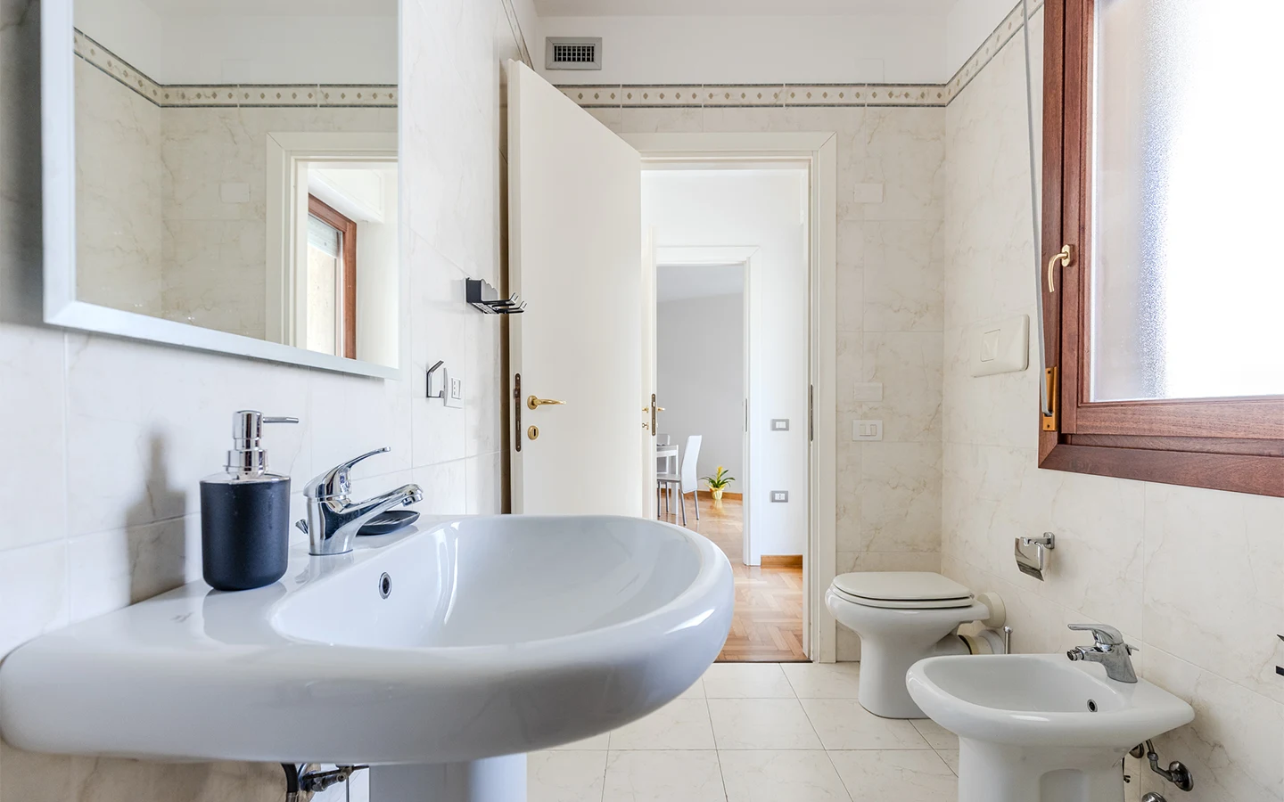 Relis Immobiliare – Agenzia Immobiliare a Quartu Sant’Elena – Affitto Breve Estivo – Appartamento Corner House a Cagliari – Bagno Appartamento Corner House