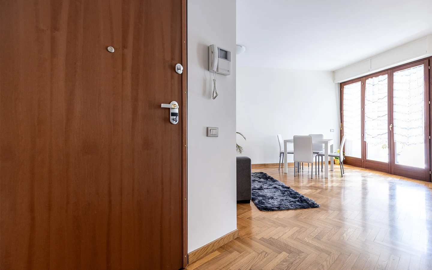 Relis Immobiliare – Agenzia Immobiliare a Quartu Sant’Elena – Affitto Breve Estivo – Appartamento Corner House a Cagliari – Ingresso living Appartamento Corner House