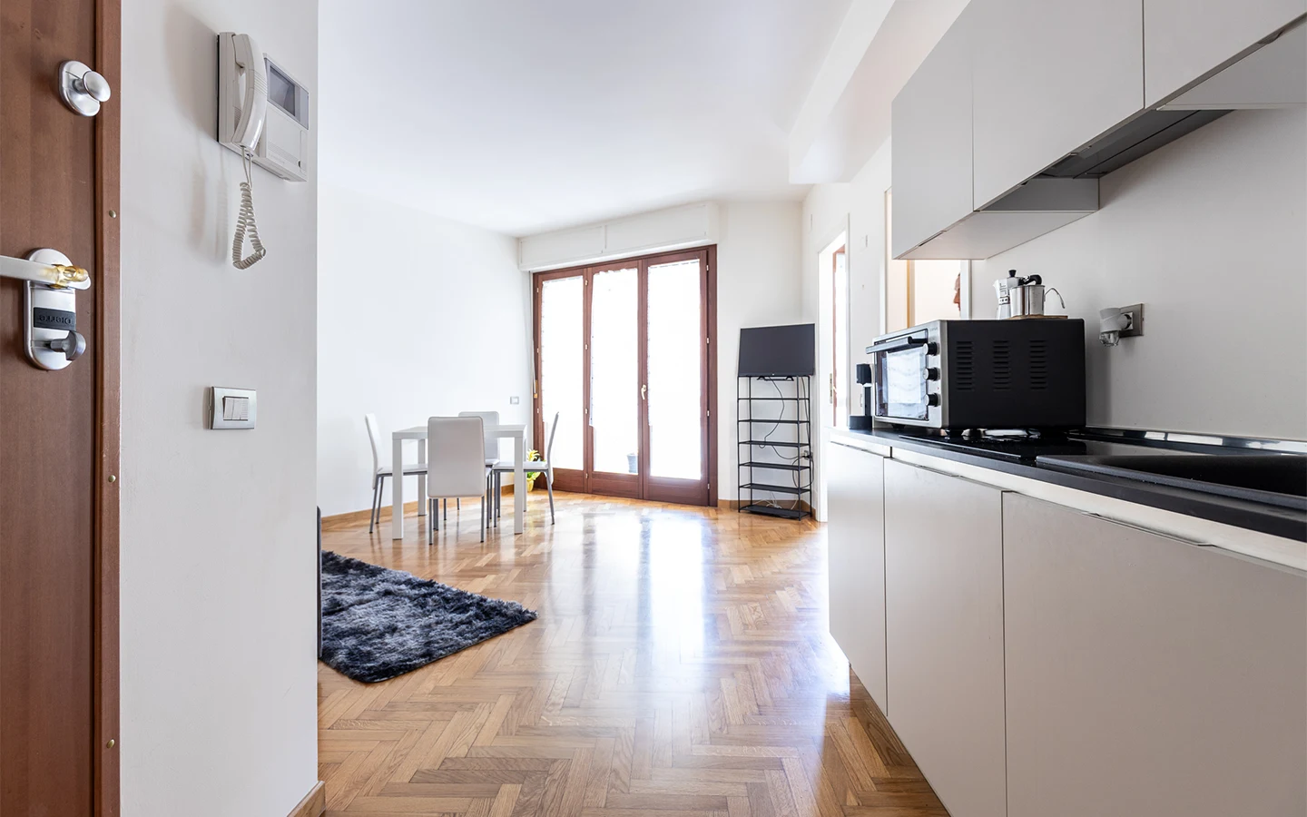 Relis Immobiliare – Agenzia Immobiliare a Quartu Sant’Elena – Affitto Breve Estivo – Appartamento Corner House a Cagliari – Ingresso, living e cucina Appartamento Corner House