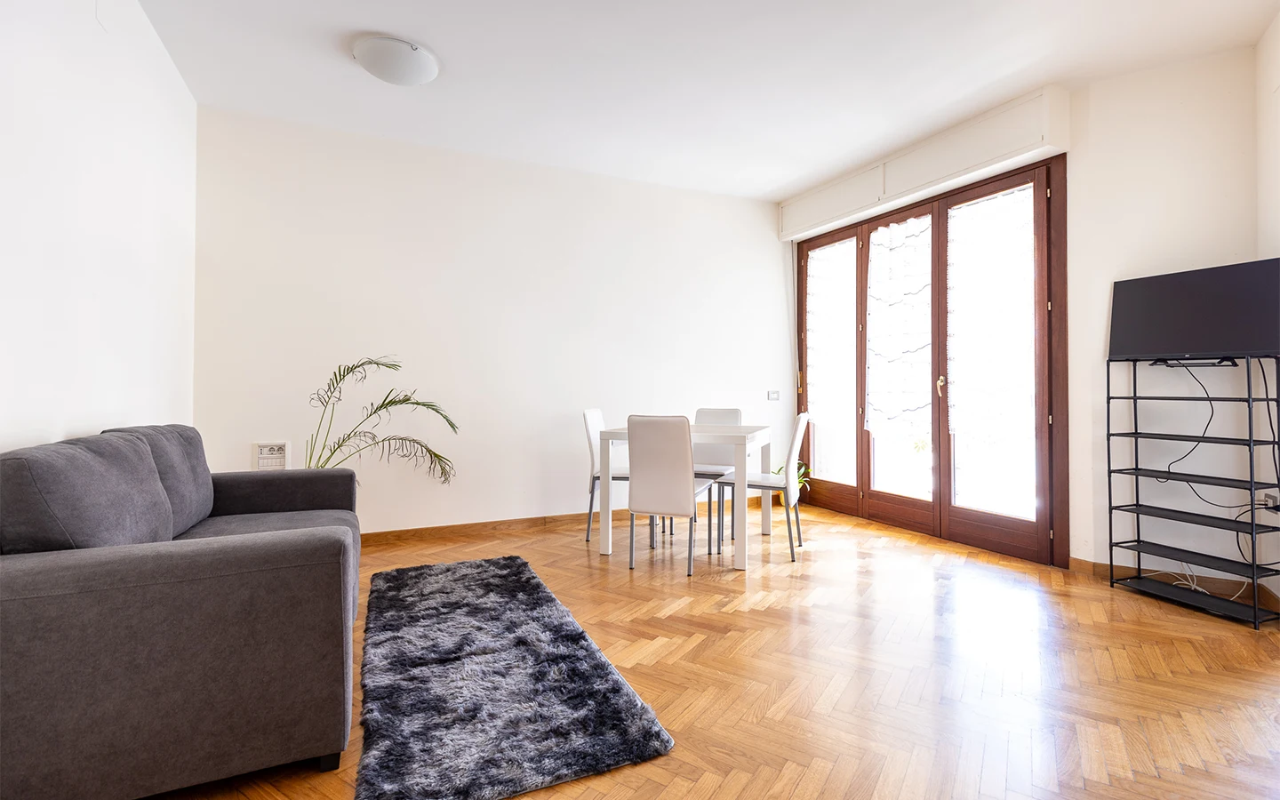 Relis Immobiliare – Agenzia Immobiliare a Quartu Sant’Elena – Affitto Breve Estivo – Appartamento Corner House a Cagliari – Living con vista Appartamento Corner House