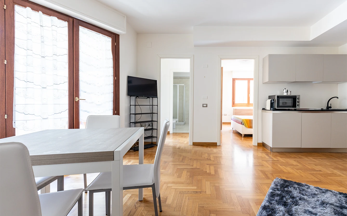 Relis Immobiliare – Agenzia Immobiliare a Quartu Sant’Elena – Affitto Breve Estivo – Appartamento Corner House a Cagliari – Vista living Appartamento Corner House