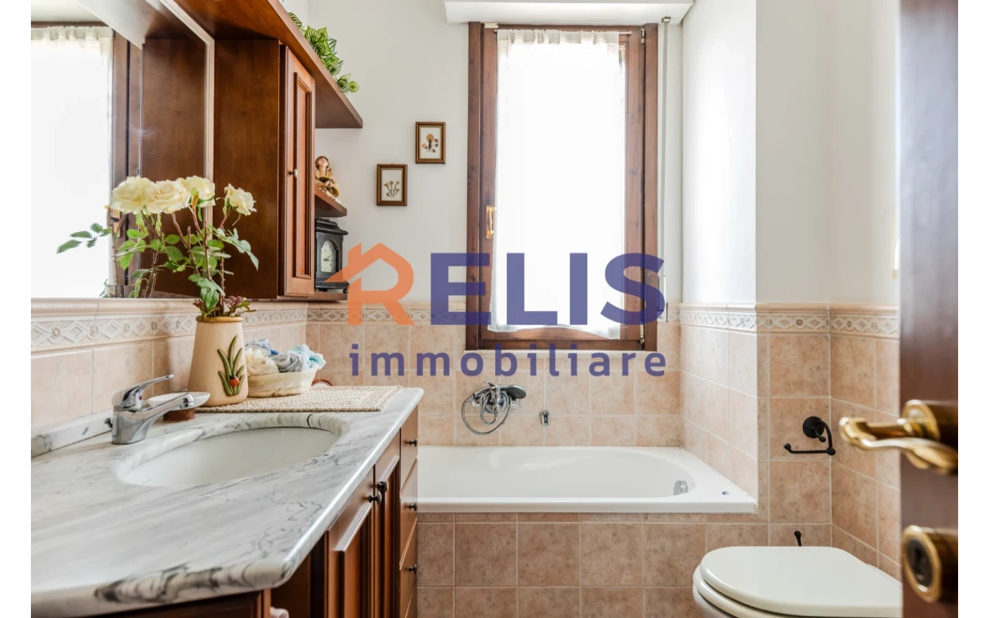 Relis Immobiliare – Agenzia Immobiliare a Quartu Sant’Elena – Villa in vendita a Margine Rosso – Via Valenzia – Bagno con vasca e doccia Villetta Bifamiliare con tripla esposizione a Margine Rosso