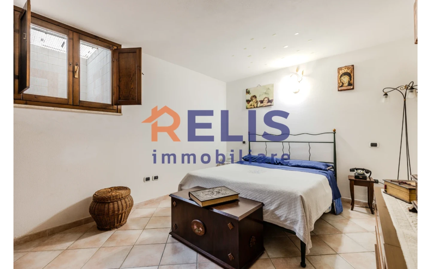 Relis Immobiliare – Agenzia Immobiliare a Quartu Sant’Elena – Villa in vendita a Margine Rosso – Via Valenzia – Camera da letto matrimoniale nel seminterrato Villetta Bifamiliare con tripla esposizione a Margine Rosso