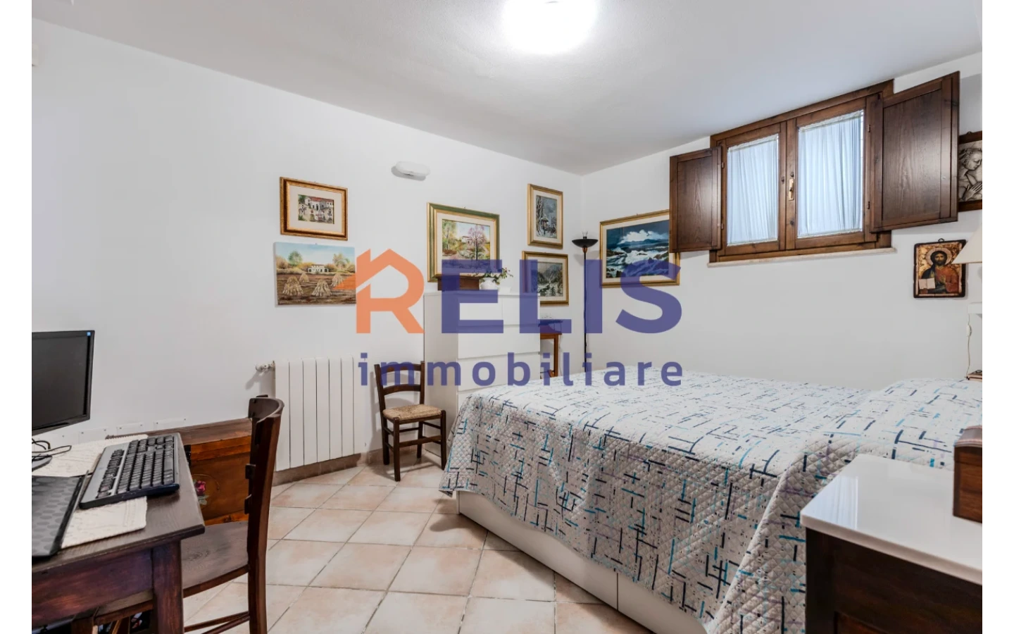 Relis Immobiliare – Agenzia Immobiliare a Quartu Sant’Elena – Villa in vendita a Margine Rosso – Via Valenzia – Camera doppia nel seminterrato Villetta Bifamiliare con tripla esposizione a Margine Rosso