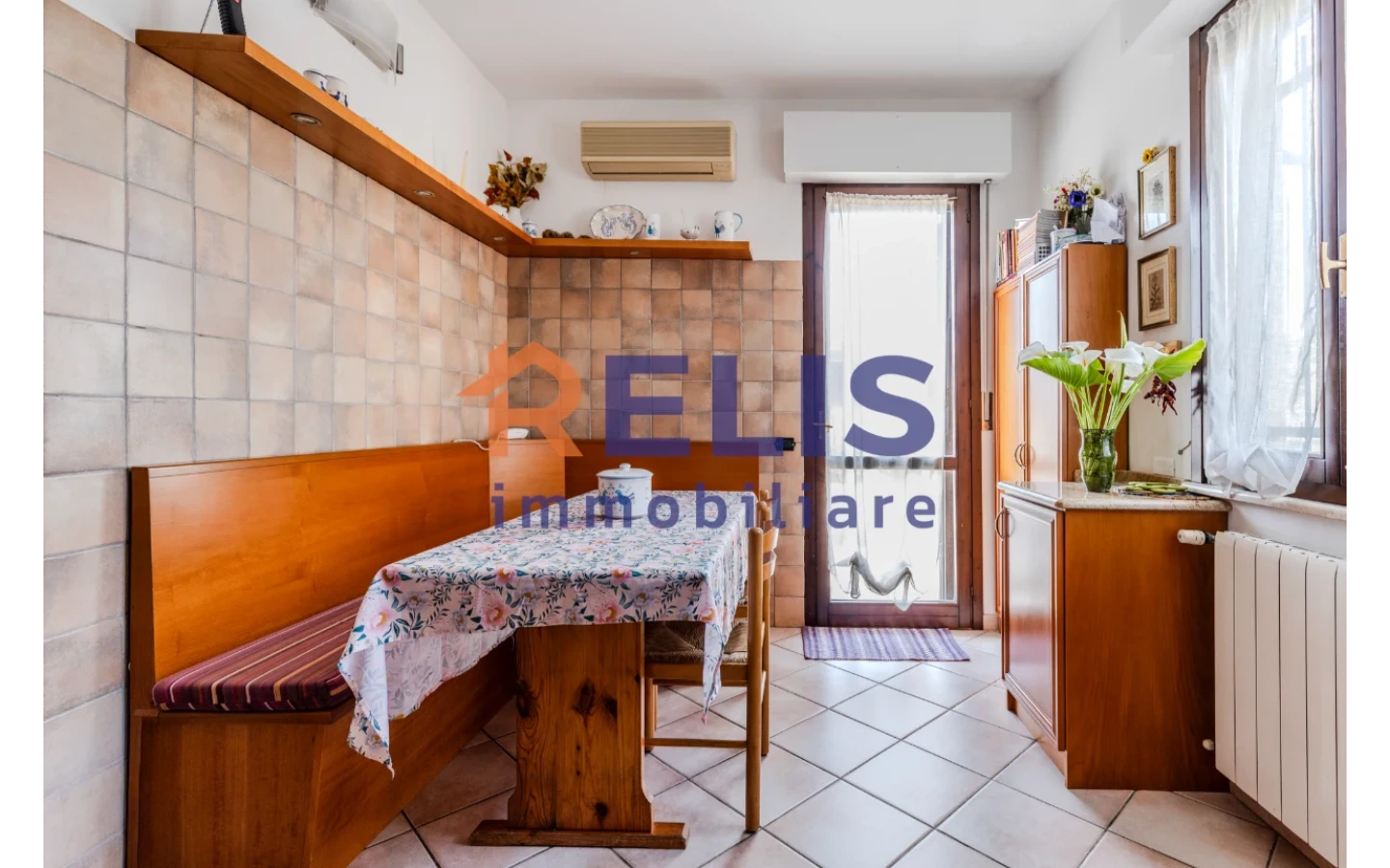 Relis Immobiliare – Agenzia Immobiliare a Quartu Sant’Elena – Villa in vendita a Margine Rosso – Via Valenzia – Cucina abitabile Villetta Bifamiliare con tripla esposizione a Margine Rosso