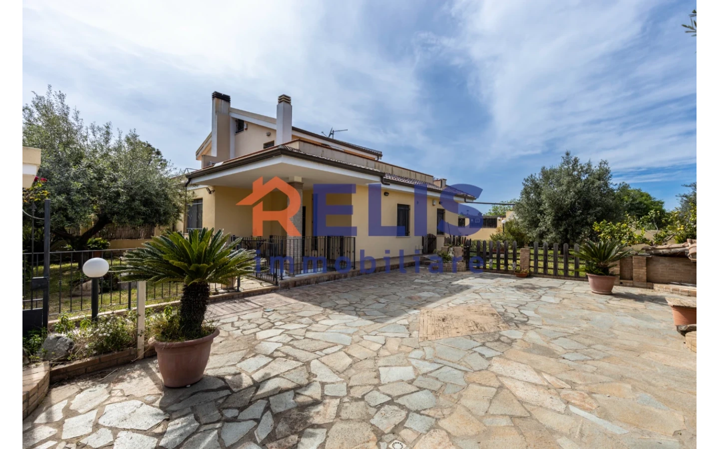 Relis Immobiliare – Agenzia Immobiliare a Quartu Sant’Elena – Villa in vendita a Margine Rosso – Via Valenzia – Esterno con parcheggio interno Villetta Bifamiliare con tripla esposizione a Margine Rosso