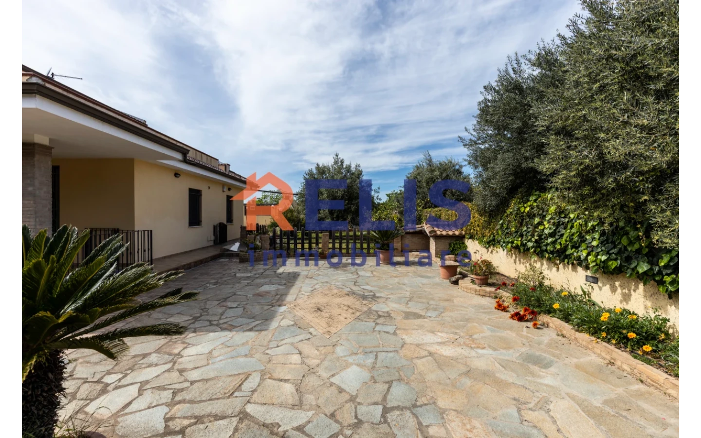 Relis Immobiliare – Agenzia Immobiliare a Quartu Sant’Elena – Villa in vendita a Margine Rosso – Via Valenzia – Esterno lato strada Villetta Bifamiliare con tripla esposizione a Margine Rosso