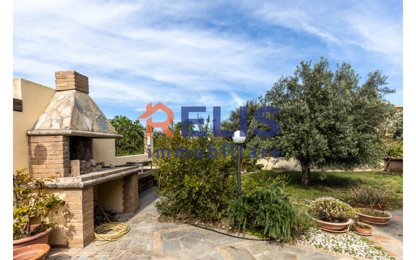 Relis Immobiliare – Agenzia Immobiliare a Quartu Sant’Elena – Villa in vendita a Margine Rosso – Via Valenzia – Giardino con barbeque Villetta Bifamiliare con tripla esposizione a Margine Rosso