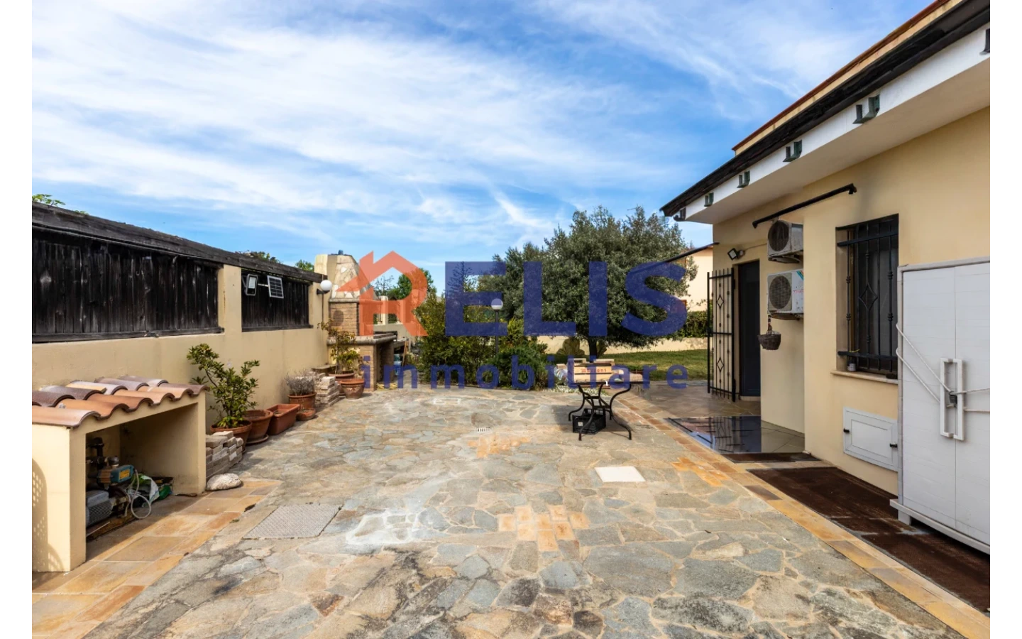Relis Immobiliare – Agenzia Immobiliare a Quartu Sant’Elena – Villa in vendita a Margine Rosso – Via Valenzia – Giardino posteriore Villetta Bifamiliare con tripla esposizione a Margine Rosso