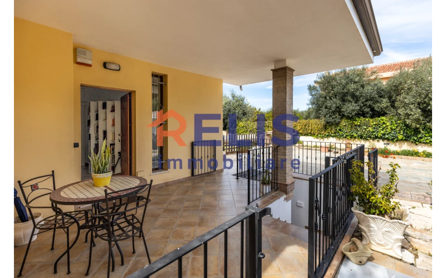Relis Immobiliare – Agenzia Immobiliare a Quartu Sant’Elena – Villa in vendita a Margine Rosso – Via Valenzia – Loggiato Villetta Bifamiliare con tripla esposizione a Margine Rosso