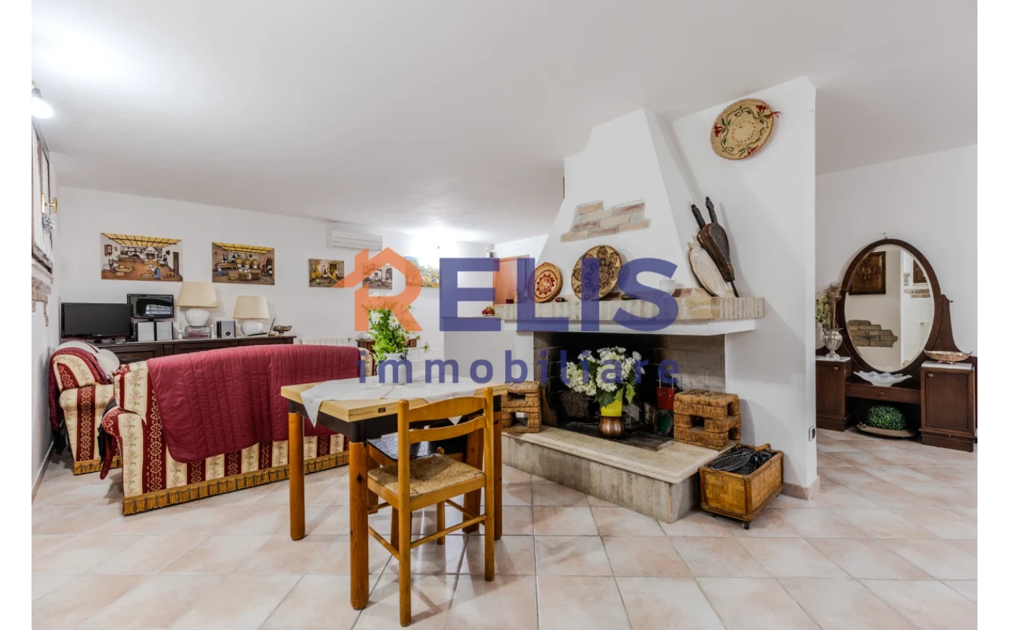 Relis Immobiliare – Agenzia Immobiliare a Quartu Sant’Elena – Villa in vendita a Margine Rosso – Via Valenzia – Salone con caminetto Villetta Bifamiliare con tripla esposizione a Margine Rosso