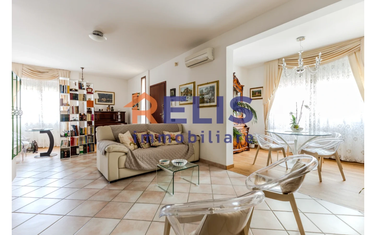 Relis Immobiliare – Agenzia Immobiliare a Quartu Sant’Elena – Villa in vendita a Margine Rosso – Via Valenzia – Salone Villetta Bifamiliare con tripla esposizione a Margine Rosso